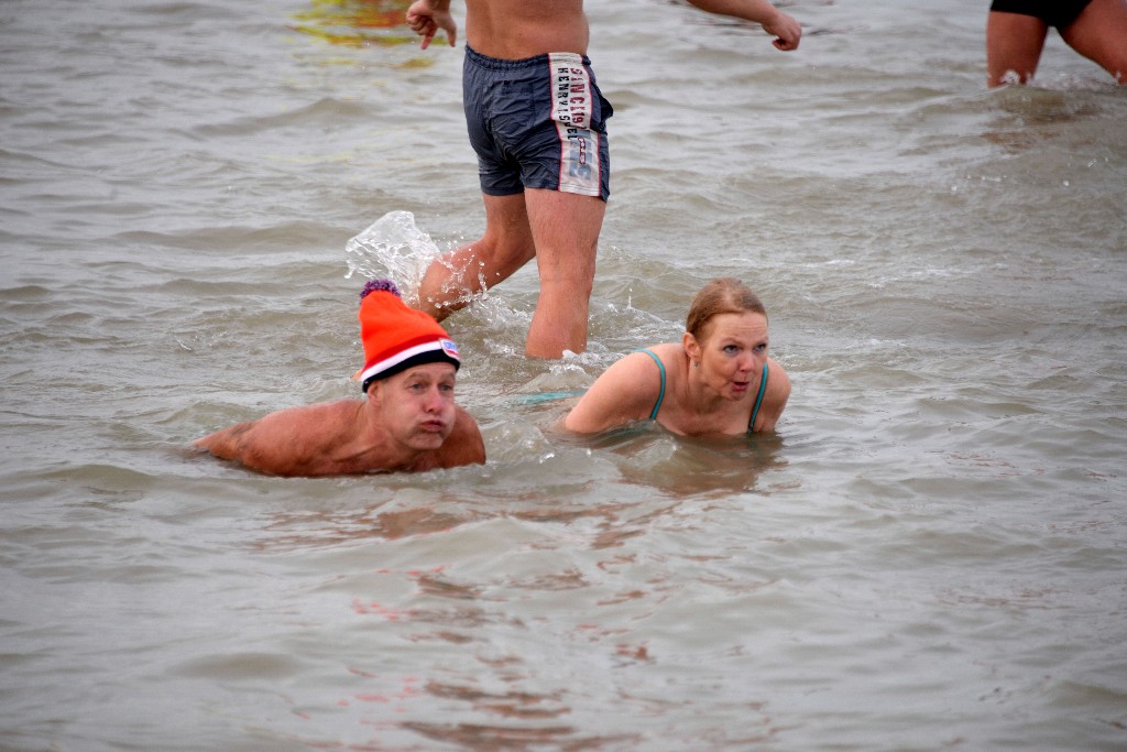 ../Images/Nieuwjaarsduik Nederzandt 2016 101.jpg